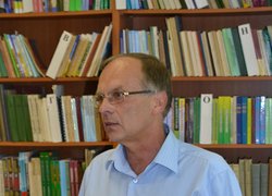 Завідувач кафедри преси і видавничої діяльності Укртелерадіопресінституту, голова журі Віталій Довгич